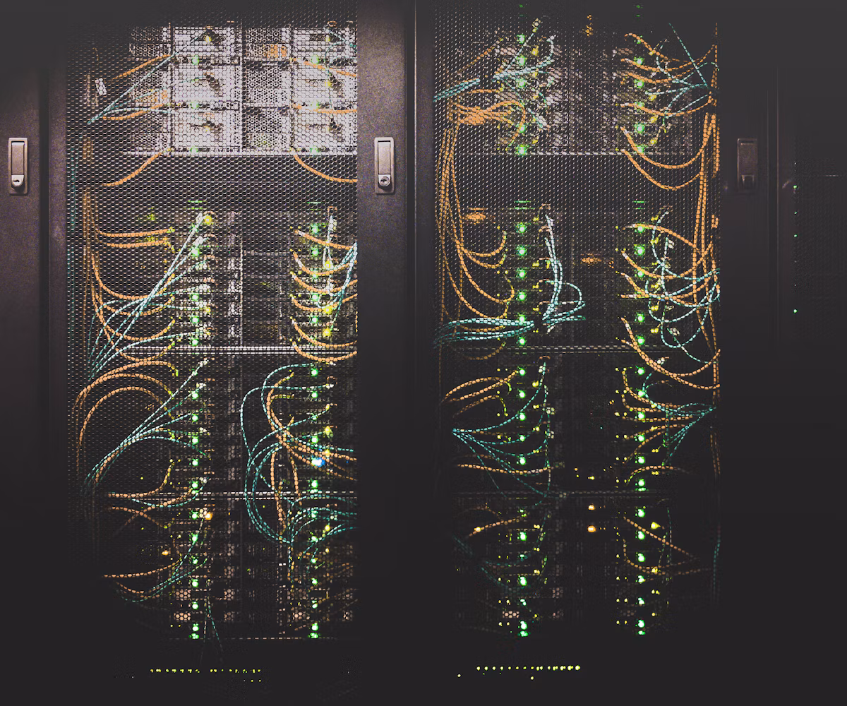 Corridoio tra gli armadi server di un data center